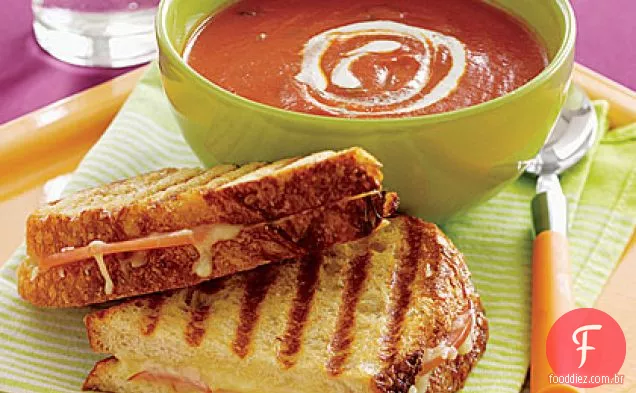 Sopa de tomate e queijo grelhado