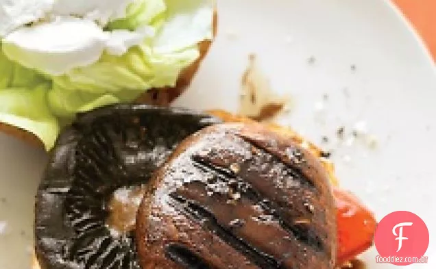 Hambúrgueres Balsâmicos De Portobello Com Pimentão E Queijo De Cabra