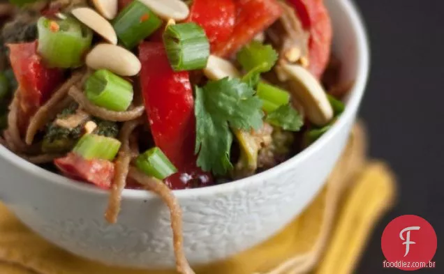 Macarrão Soba De Amendoim Com Brócolis E Pimenta Vermelha