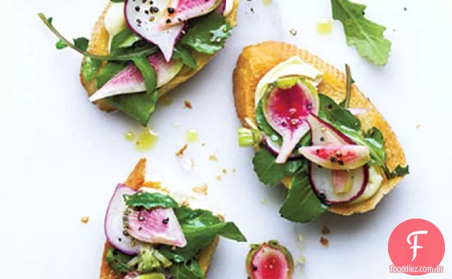 Rabanete e rúcula Crostini com Brie