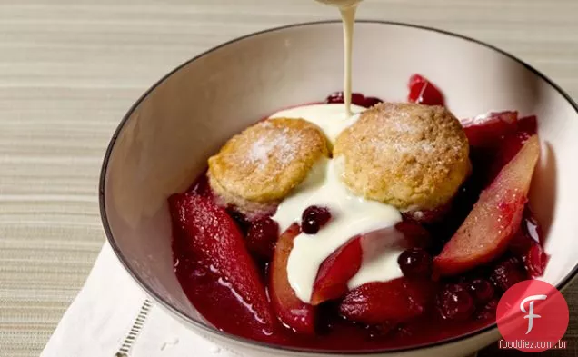 Sapateiro de Pêra e Cranberry com molho de creme com infusão de frutas cítricas