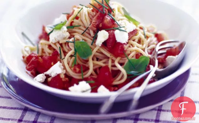 Espaguete com molho de tomate de 5 minutos