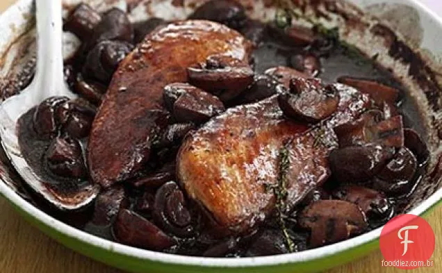 Frango com vinho e cogumelos