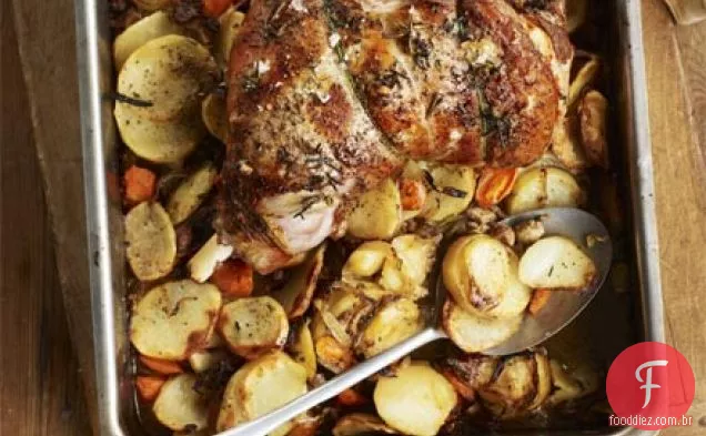 Cordeiro assado com alho com batatas hotpot