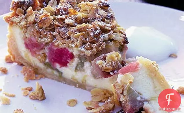 Torta de ruibarbo e creme com crumble de manteiga