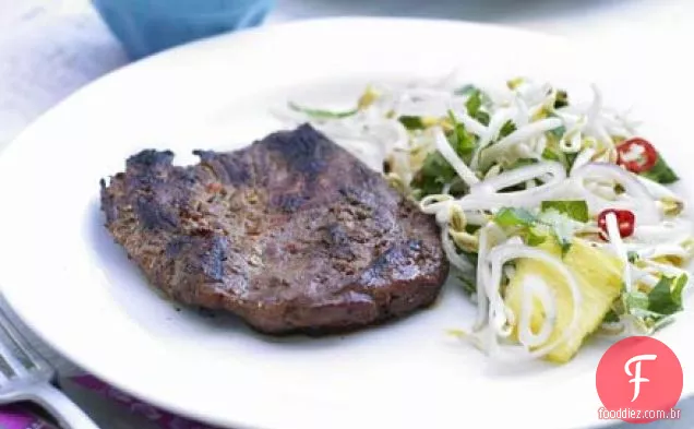 Salada de pato e abacaxi com pimenta grelhada