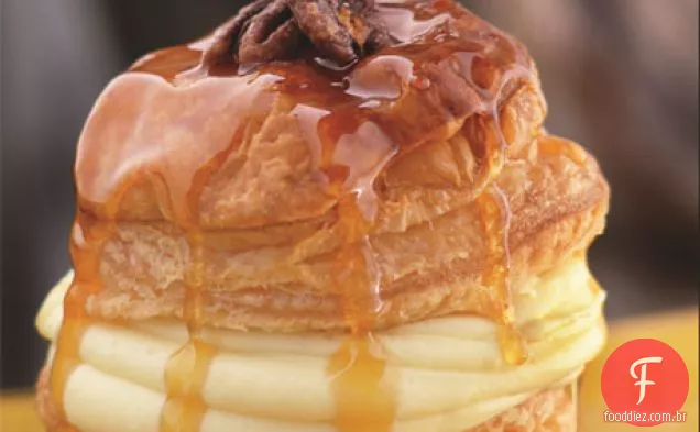 Suflê de Massa Folhada com Creme De Pastelaria com aroma de laranja, nozes cristalizadas e molho de manteiga de caramelo