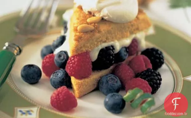 Shortcakes de Piñon de fubá com bagas e creme de limão