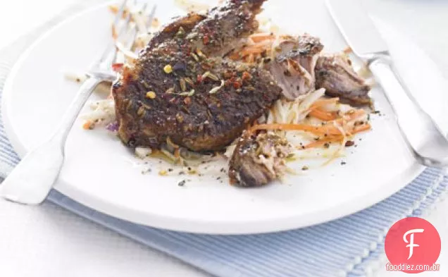 Costeletas de porco com crosta de erva-doce com salada de aipo-rábano de Inverno
