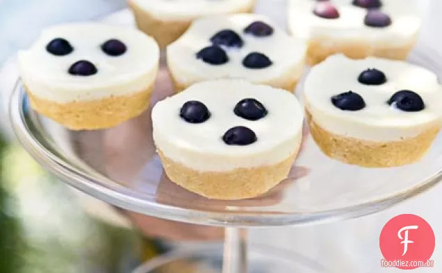 Bolos de limão de mirtilo com cobertura de cheesecake