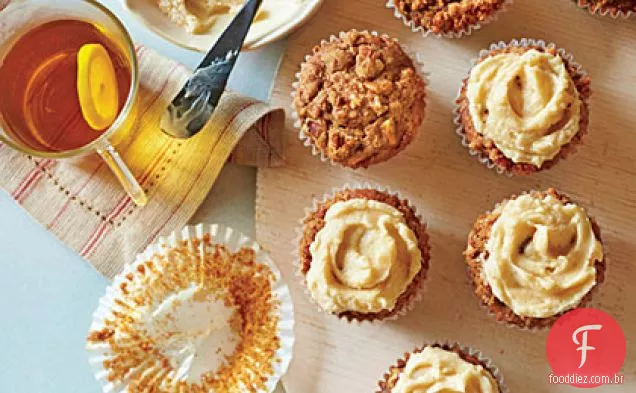 Muffins de gengibre com Streusel temperado e molho duro temperado