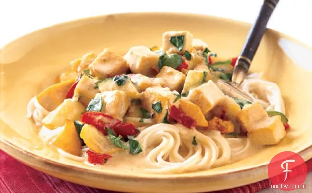 Tofu Tailandês Com Abobrinha, Pimentão Vermelho E Limão