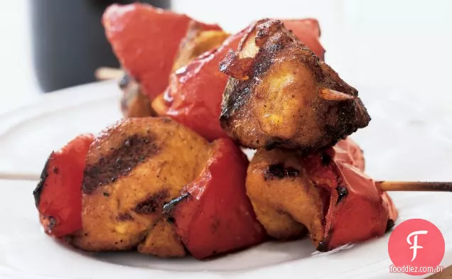 Frango com curry e Kebabs de pimenta vermelha