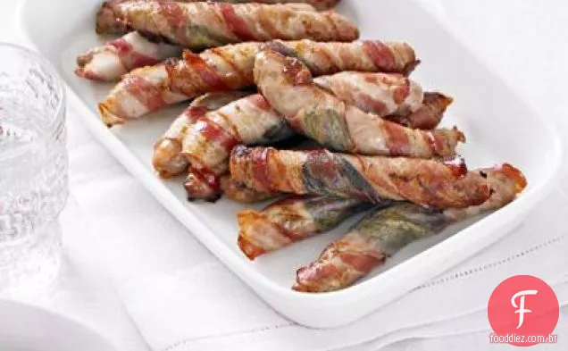Chipolatas embrulhados em sálvia e pancetta