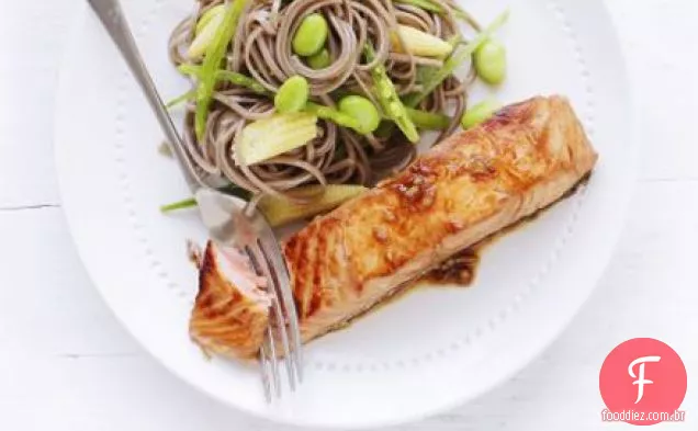 Salmão de soja e gengibre com macarrão soba