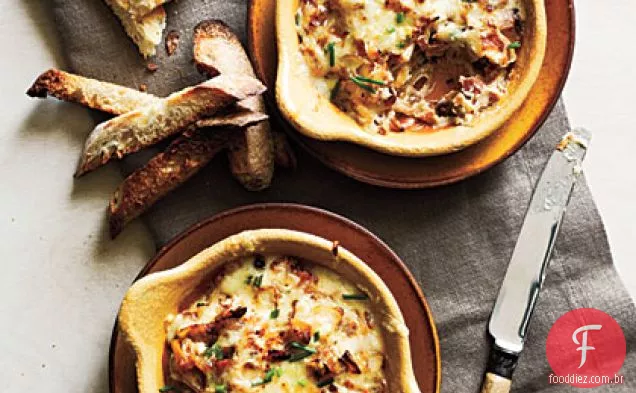 Cebola caramelizada, Gruyère e bacon espalhados