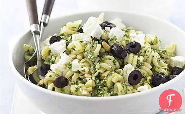 Massa de pesto de espinafre com azeitonas
