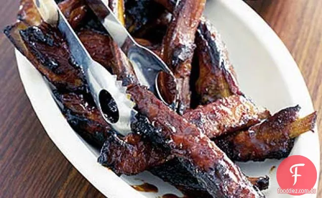 Costelas aromáticas assadas no forno com um esmalte bourbon e laranja