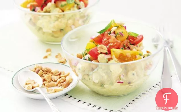 Salada de frango e grão de bico com molho de iogurte de curry