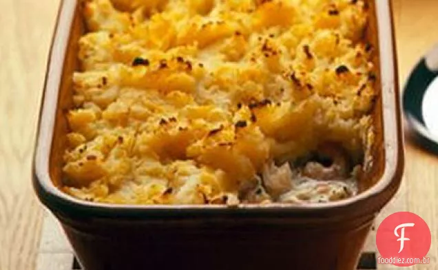 Torta de peixe com cobertura de batata e sueco