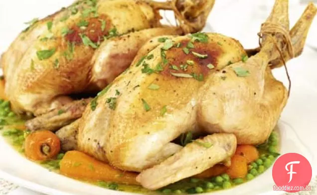Frango com manteiga de mostarda com estragão, ervilhas e cenouras