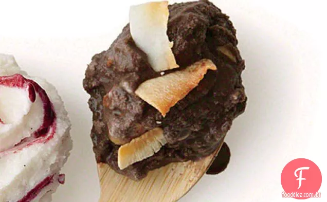 Sorvete de chocolate e amêndoa com coco
