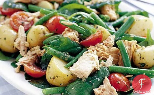 Salada quente de batata e atum com molho pesto
