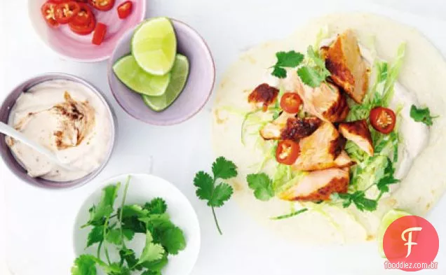 Tacos de salmão grelhado com iogurte de limão chipotle
