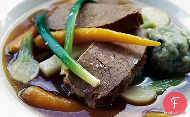 Carne cozida e cenoura com bolinhos de salsa