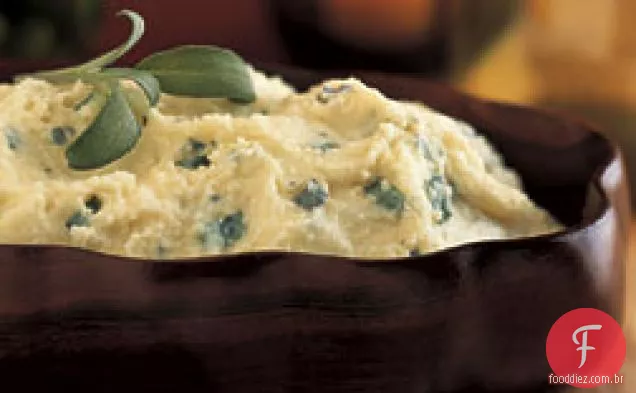 Purê de batatas cremosas com queijo de cabra e sálvia fresca