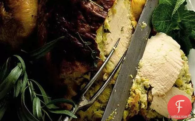Frango assado com alho-poró, estragão e recheio de queijo de cabra