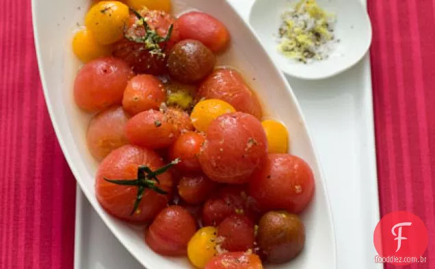 Tomates cravados em Vodka com sal de limão