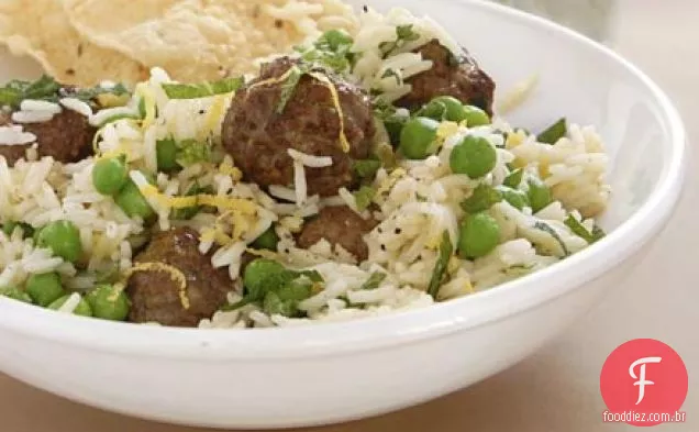 Almôndega de cordeiro e ervilha pilaf