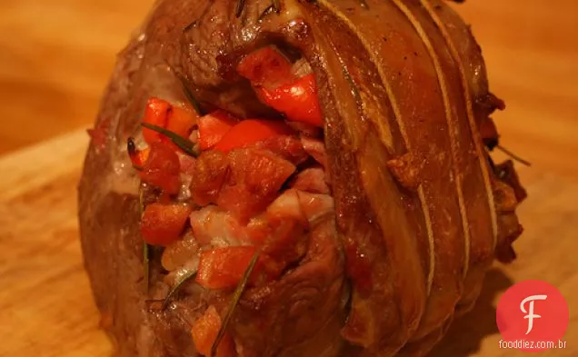 Perna De Cordeiro Recheada Com Pancetta, Pimenta Vermelha E Alecrim