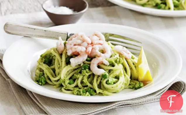 Pesto de ervilha e espaguete de camarão