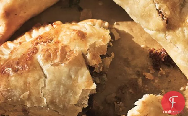 Pastéis de carne com cebola caramelizada e queijo Stilton