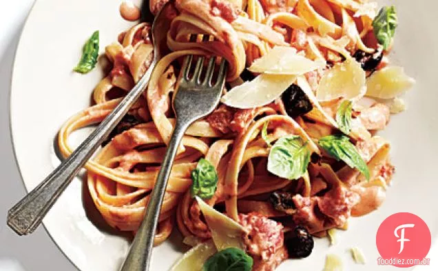 Fettuccine com molho de tomate e creme