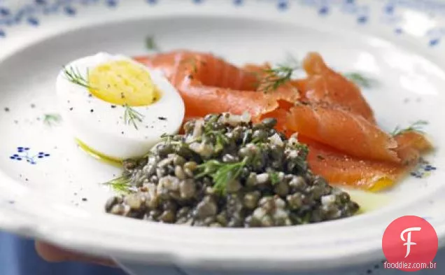 Salmão defumado com salada de lentilha