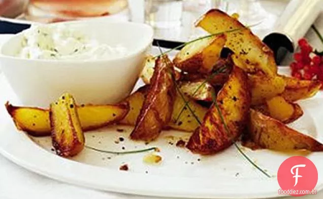 Peles crocantes de batata com molho cremoso de cebolinha