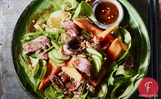 Salada de carne e mamão com molho de soja Tamarindo