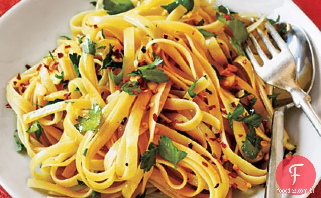 Fettuccine com azeite, alho e pimenta vermelha