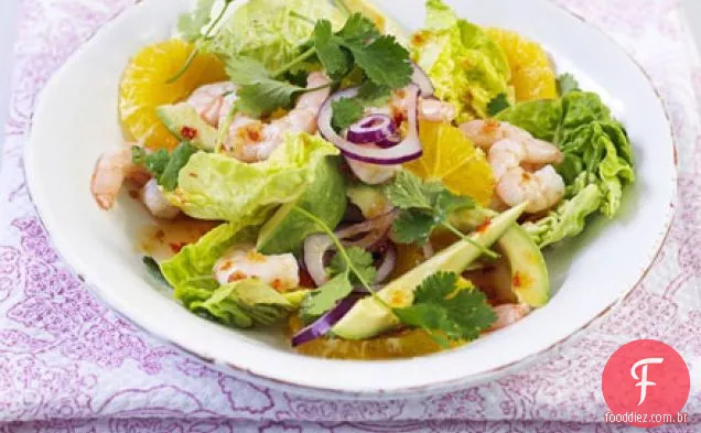 Salada de camarão com laranja, cebola roxa e abacate