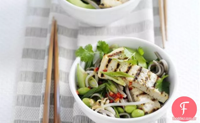 Salada Soba noodle & edamame com tofu grelhado