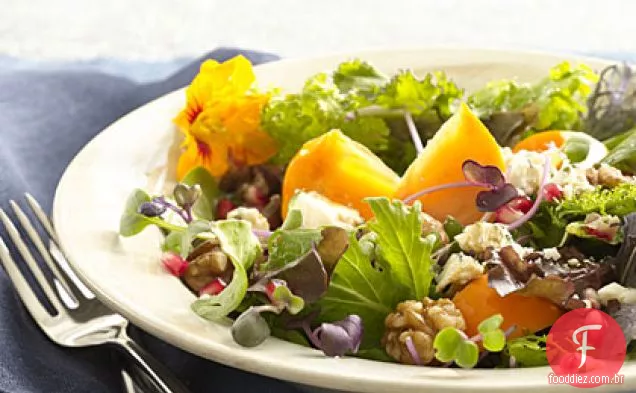 Salada de caqui e queijo azul com nozes
