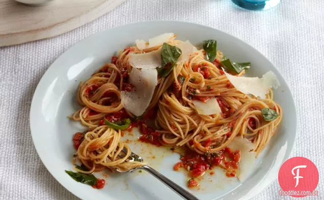 Macarrão de cabelo de anjo com Pesto de pimenta vermelha e manjericão