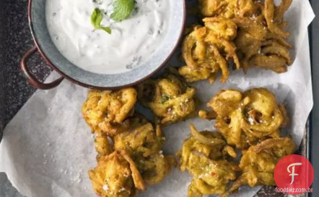 Cebola vermelha e pimenta bhajis com hortelã e alho raita