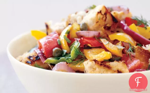 Salada Panzanella Grelhada Com Pimentão, Abóbora E Tomate