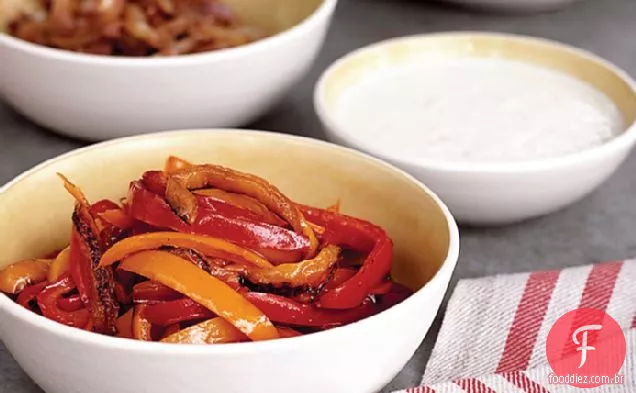 Molho de pimenta vermelha e noz com lanças de erva-doce