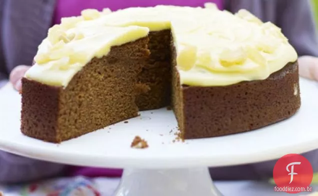 Bolo de gengibre com cobertura de caramelo
