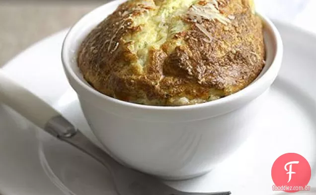 Queijo de cabra, cebolinha e soufflés de salsa